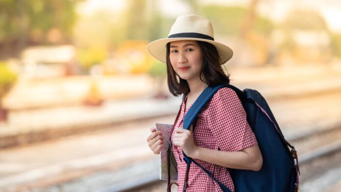 002593500_1652321591-shutterstock_1710000553 leebeaute - skincare travel friendly